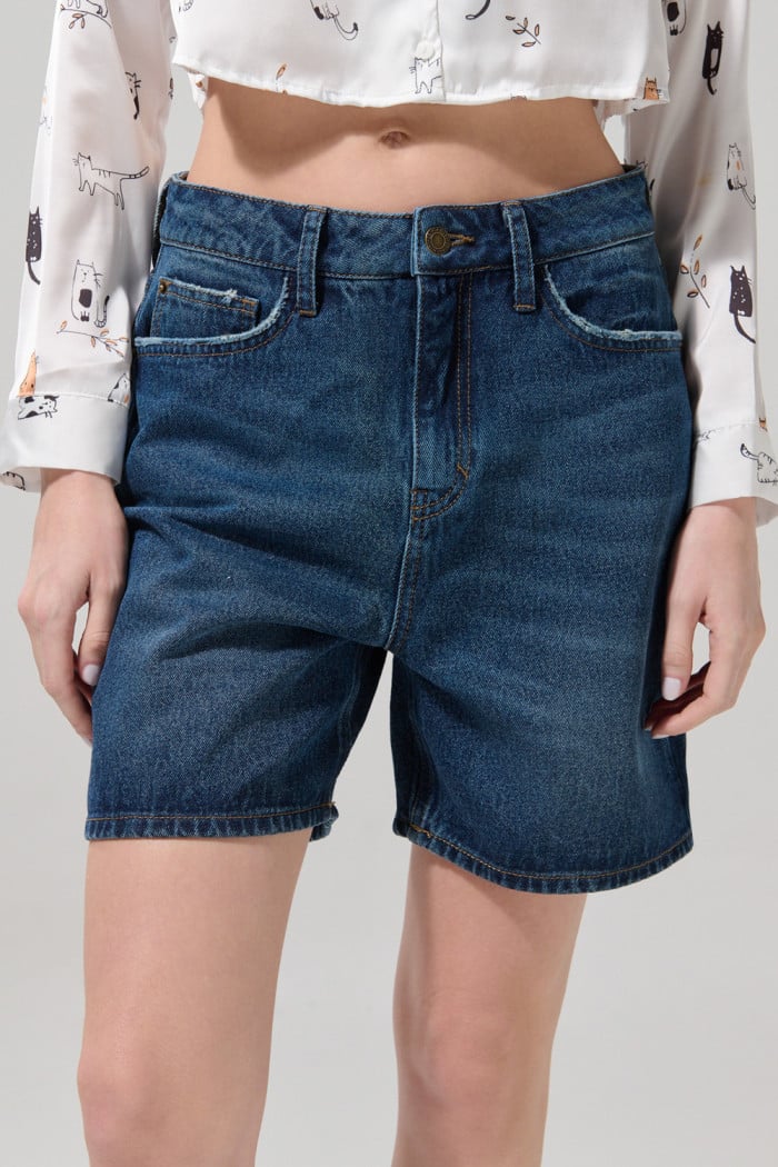 Short azul oscuro en jean con tiro súper alto y bolsillos