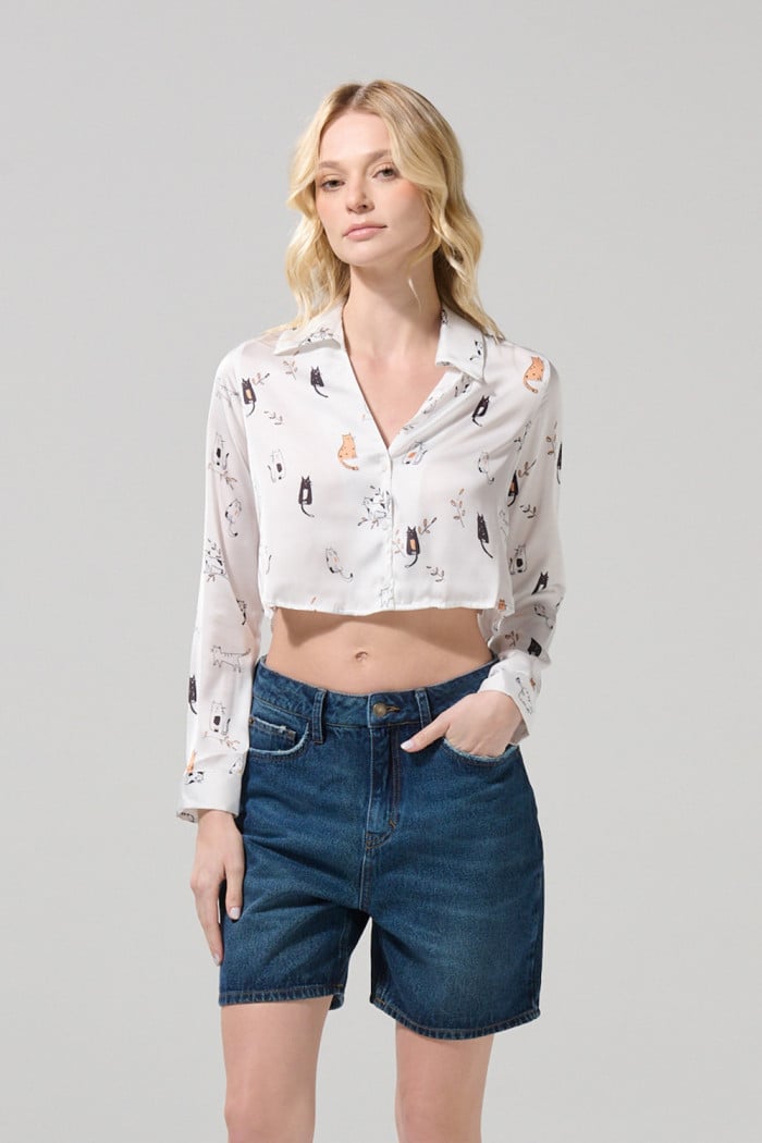 Short azul oscuro en jean con tiro súper alto y bolsillos