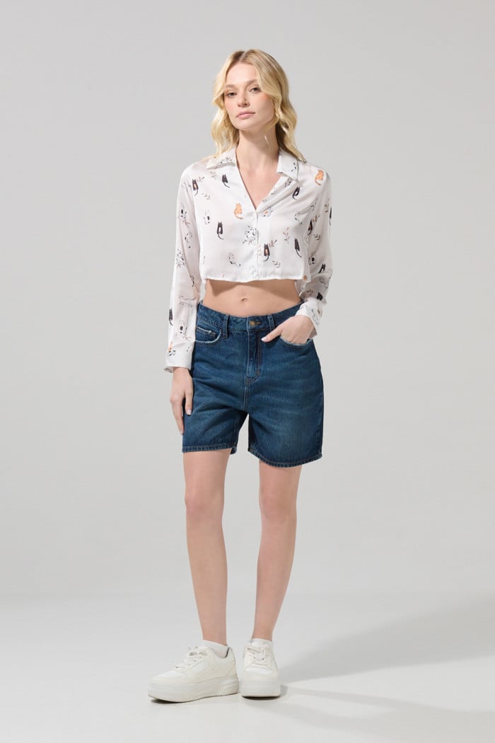 Short azul oscuro en jean con tiro súper alto y bolsillos