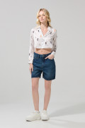 Short azul oscuro en jean con tiro súper alto y bolsillos