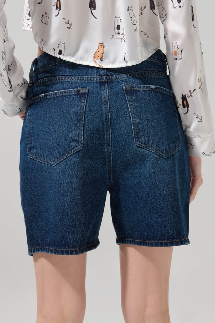 Short azul oscuro en jean con tiro súper alto y bolsillos