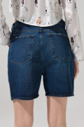 Short azul oscuro en jean con tiro súper alto y bolsillos