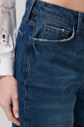Short azul oscuro en jean con tiro súper alto y bolsillos