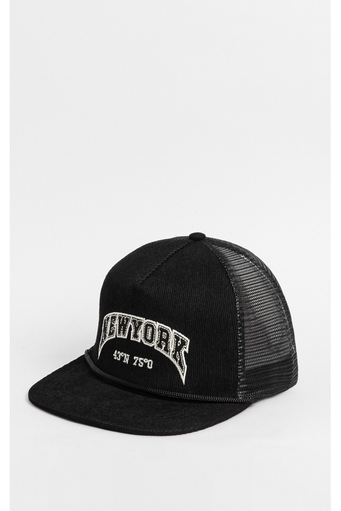 Gorra Tucker negra con bordado 3D "New York".