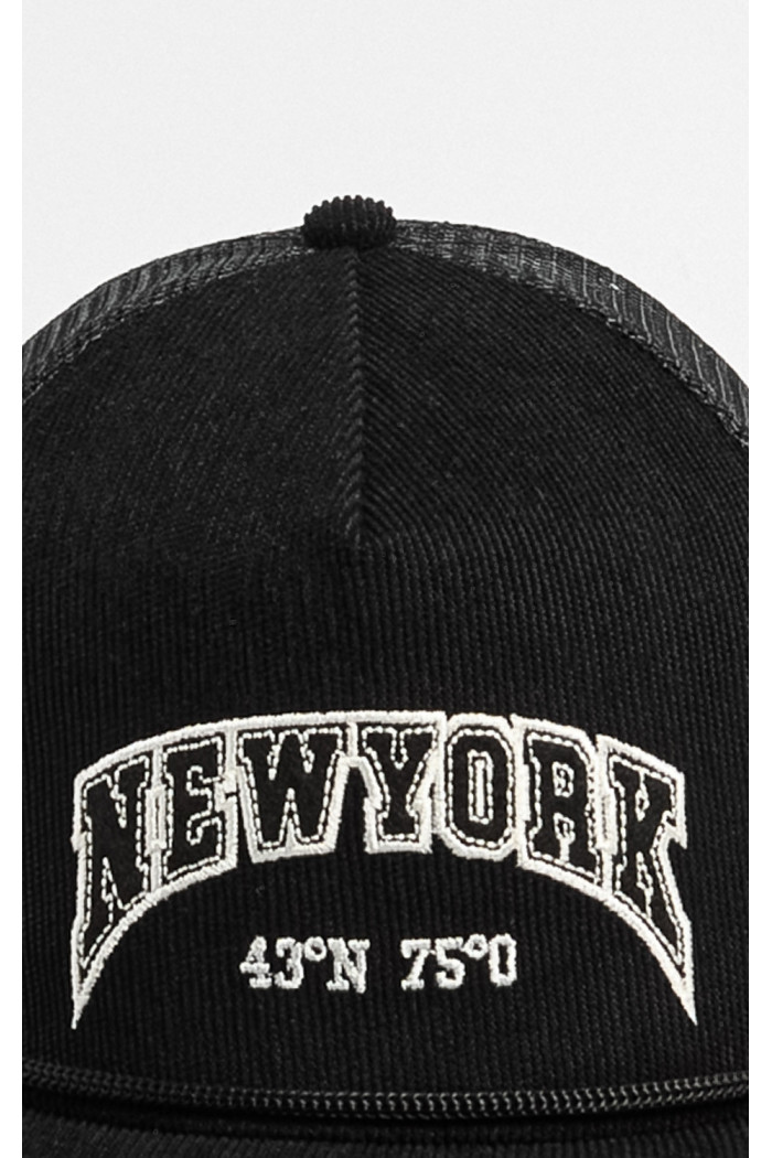Gorra Tucker negra con bordado 3D "New York".