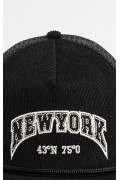 Gorra Tucker negra con bordado 3D "New York".