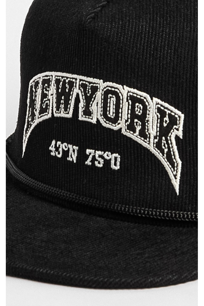 Gorra Tucker negra con bordado 3D "New York".