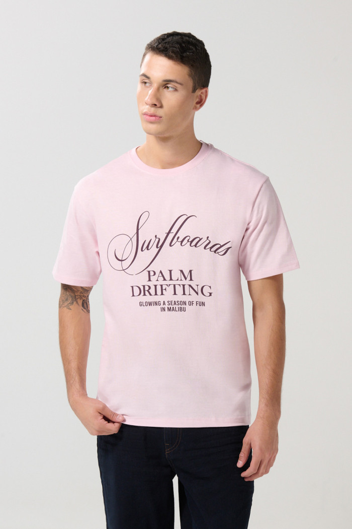 Camiseta rosada clara con arte college y manga corta
