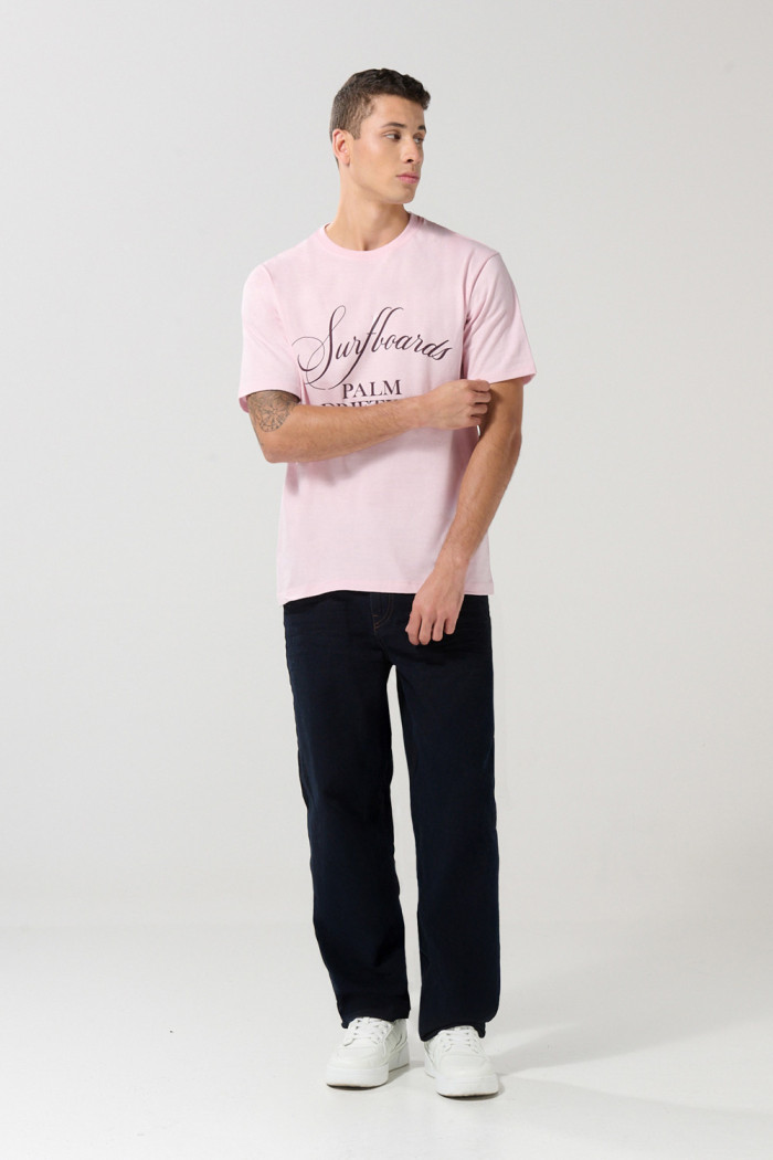 Camiseta rosada clara con arte college y manga corta
