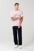 Camiseta rosada clara con arte college y manga corta