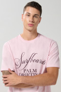 Camiseta rosada clara con arte college y manga corta