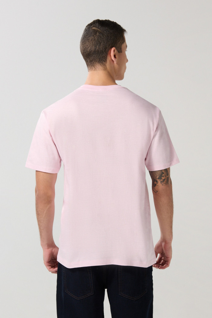 Camiseta rosada clara con arte college y manga corta