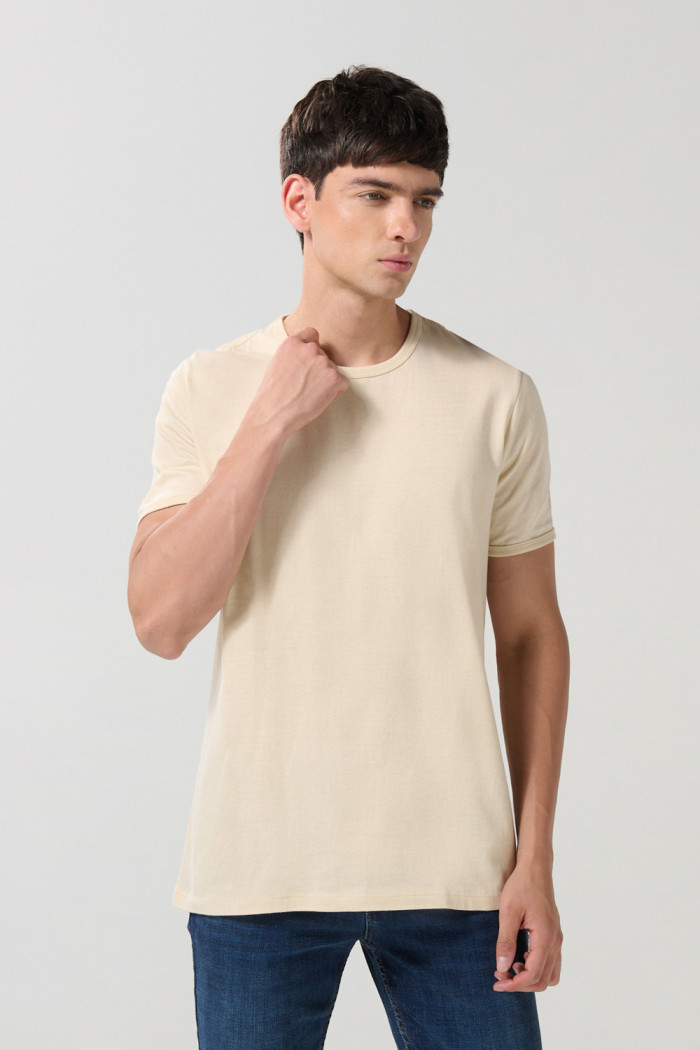 Camiseta manga corta unicolor en algodón con rib en cuello y en boca de manga. fit ajustado.