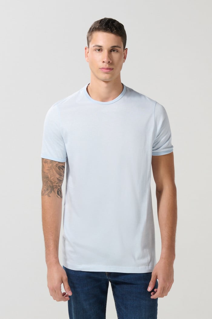 Camiseta manga corta unicolor en algodón con rib en cuello y en boca de manga. fit ajustado.