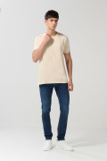 Camiseta manga corta unicolor en algodón con rib en cuello y en boca de manga. fit ajustado.