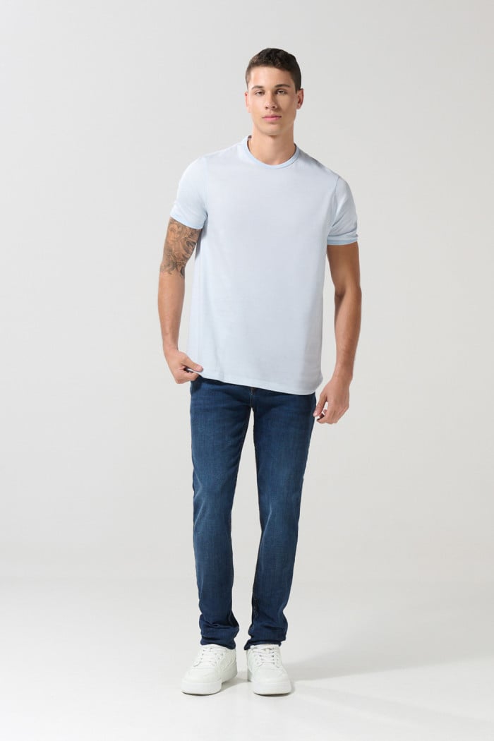 Camiseta manga corta unicolor en algodón con rib en cuello y en boca de manga. fit ajustado.