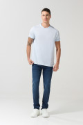 Camiseta manga corta unicolor en algodón con rib en cuello y en boca de manga. fit ajustado.
