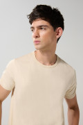 Camiseta manga corta unicolor en algodón con rib en cuello y en boca de manga. fit ajustado.