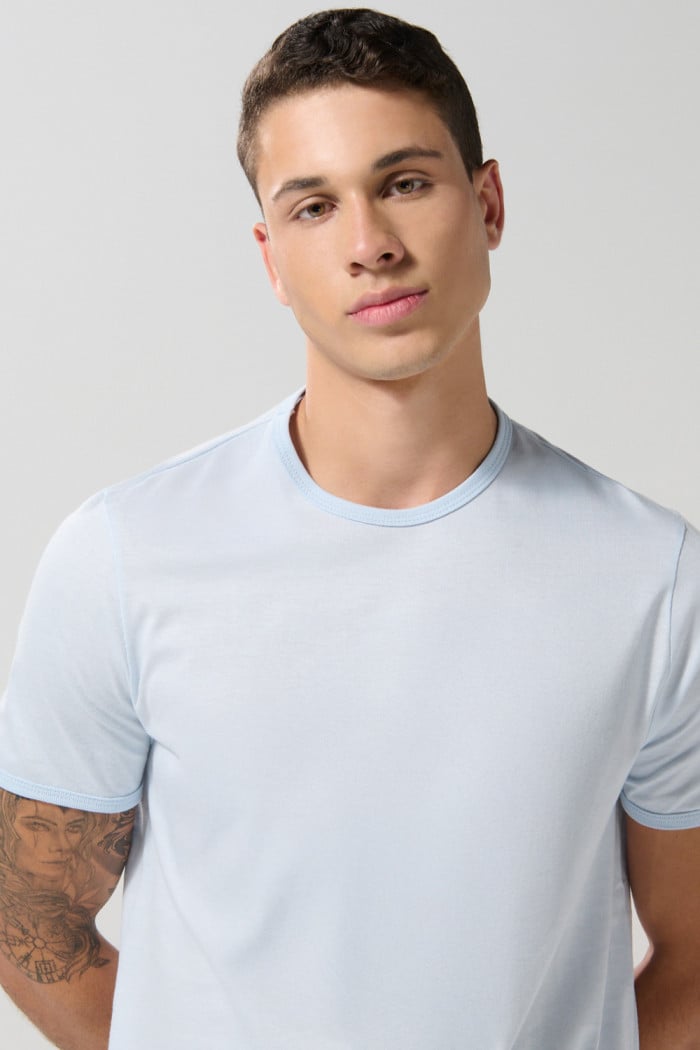 Camiseta manga corta unicolor en algodón con rib en cuello y en boca de manga. fit ajustado.