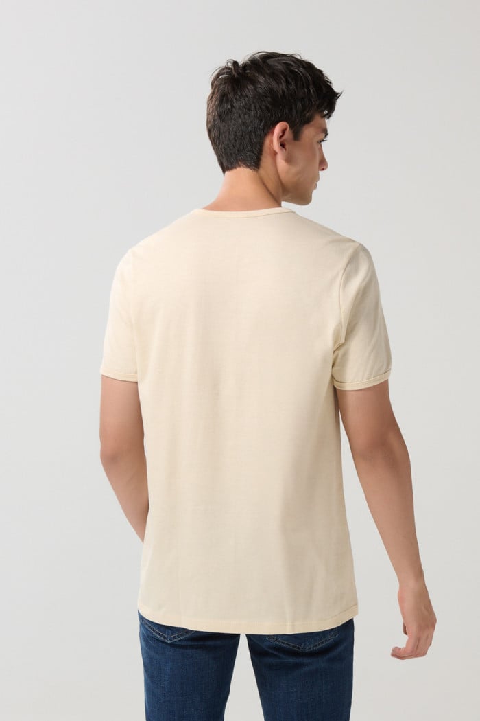 Camiseta manga corta unicolor en algodón con rib en cuello y en boca de manga. fit ajustado.