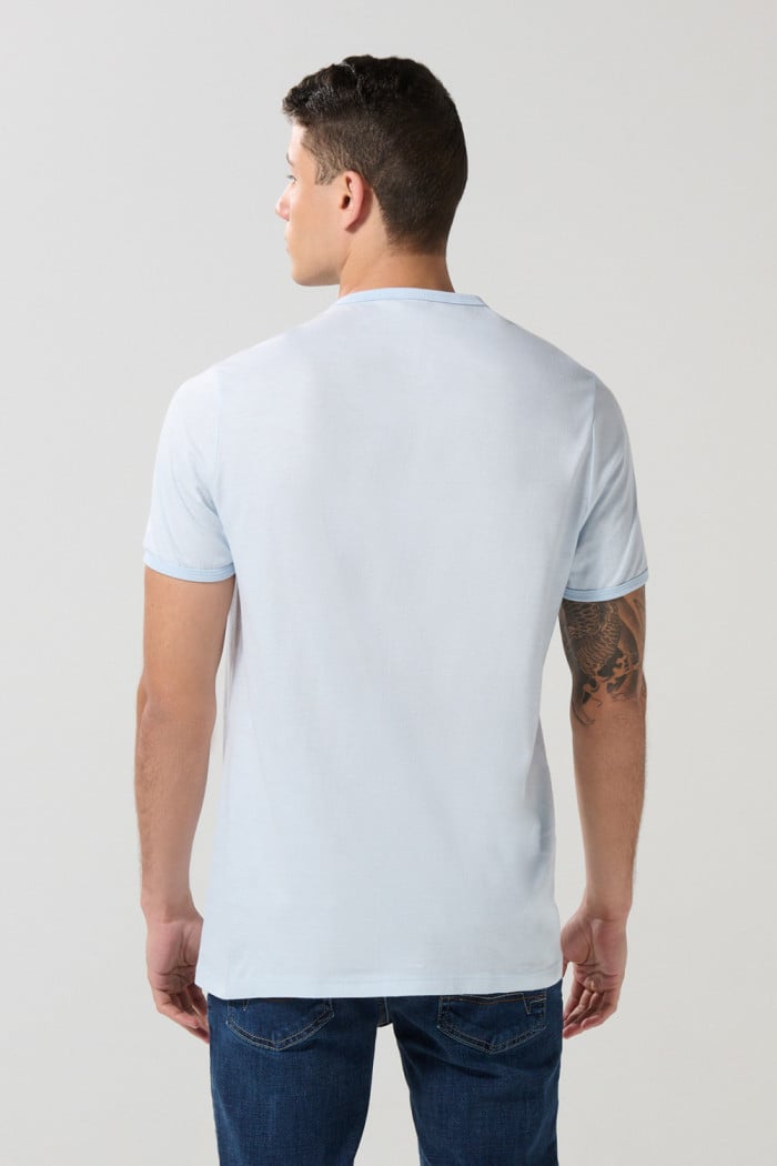 Camiseta manga corta unicolor en algodón con rib en cuello y en boca de manga. fit ajustado.