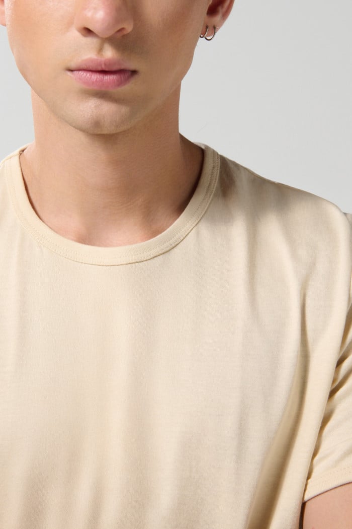 Camiseta manga corta unicolor en algodón con rib en cuello y en boca de manga. fit ajustado.