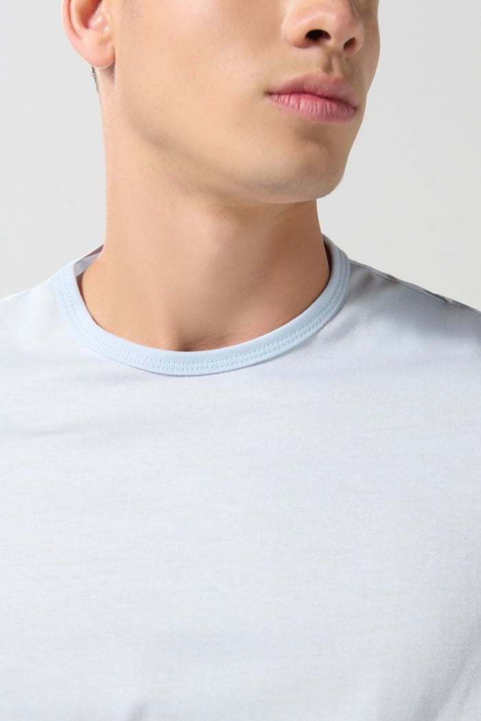 Camiseta manga corta unicolor en algodón con rib en cuello y en boca de manga. fit ajustado.