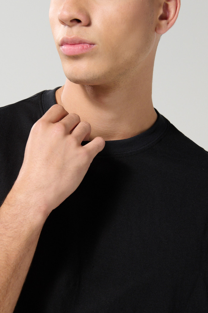 Camiseta hombro rodado unicolor en algodón con manga corta