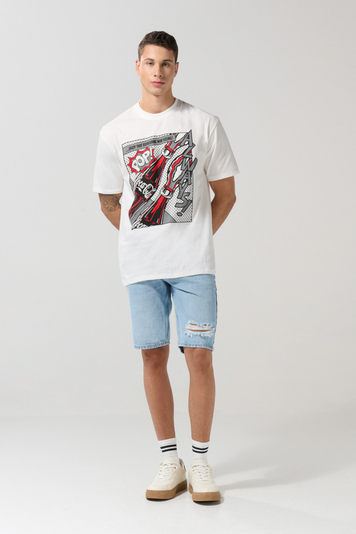 Camiseta cuello redondo crema con arte de Coca-Cola