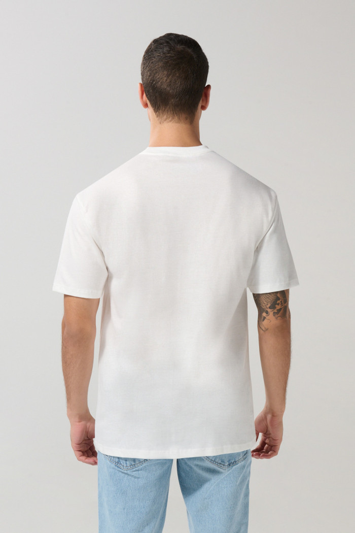 Camiseta cuello redondo crema con arte de Coca-Cola