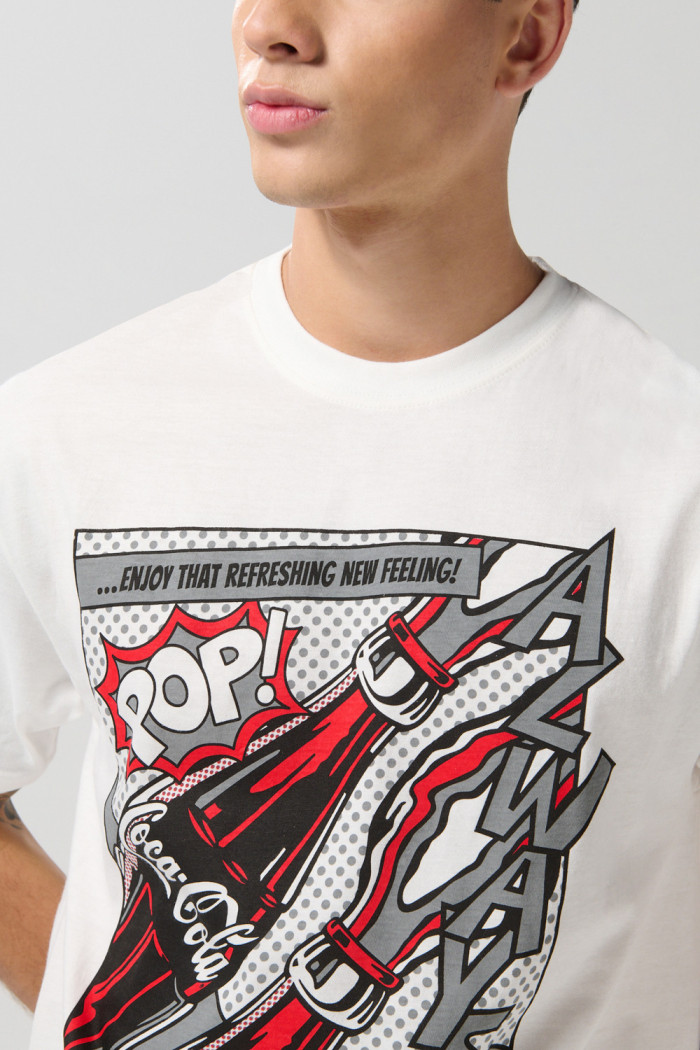 Camiseta cuello redondo crema con arte de Coca-Cola