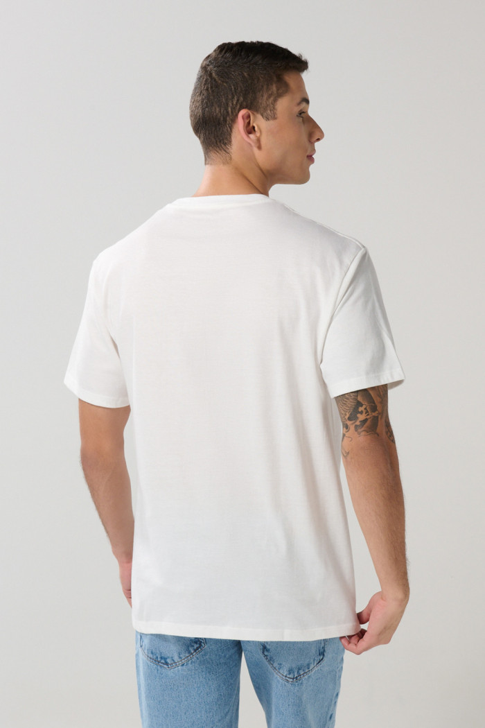 Camiseta crema cuello redondo con diseño de Coca-Cola