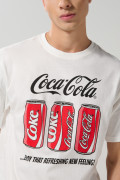 Camiseta crema cuello redondo con diseño de Coca-Cola
