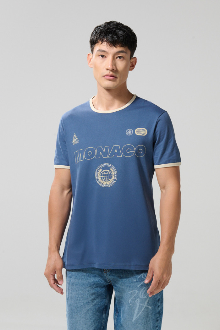 Camiseta azul oscura con contrastes y manga corta college