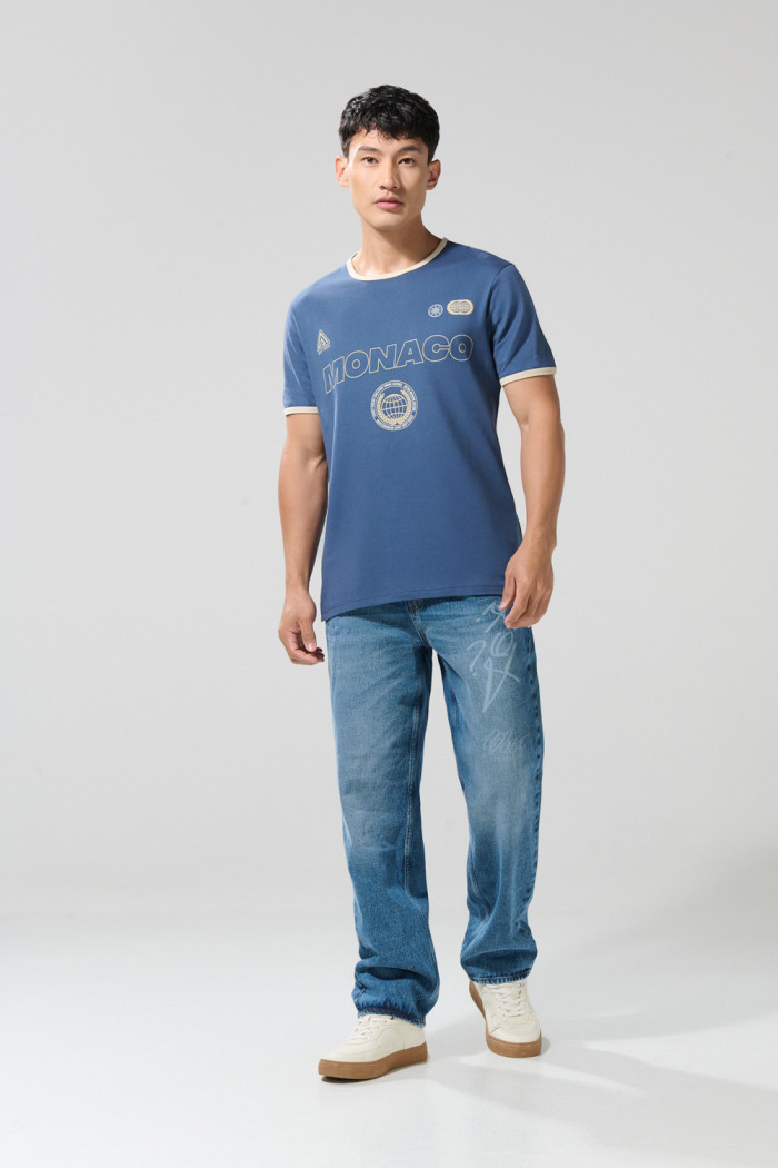 Camiseta azul oscura con contrastes y manga corta college