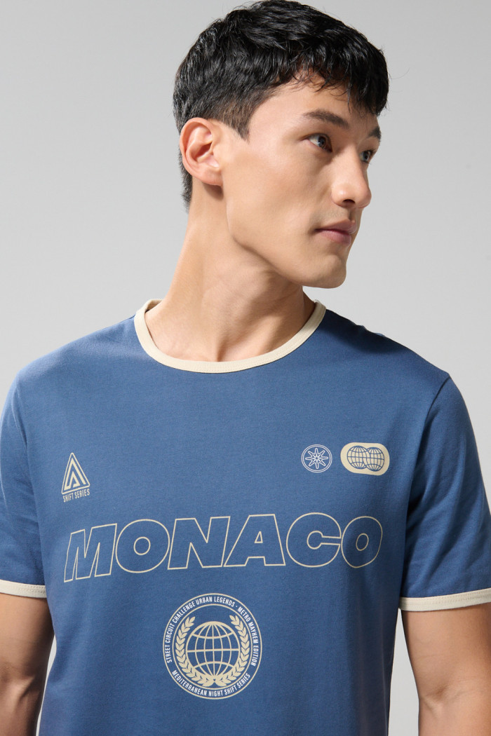 Camiseta azul oscura con contrastes y manga corta college
