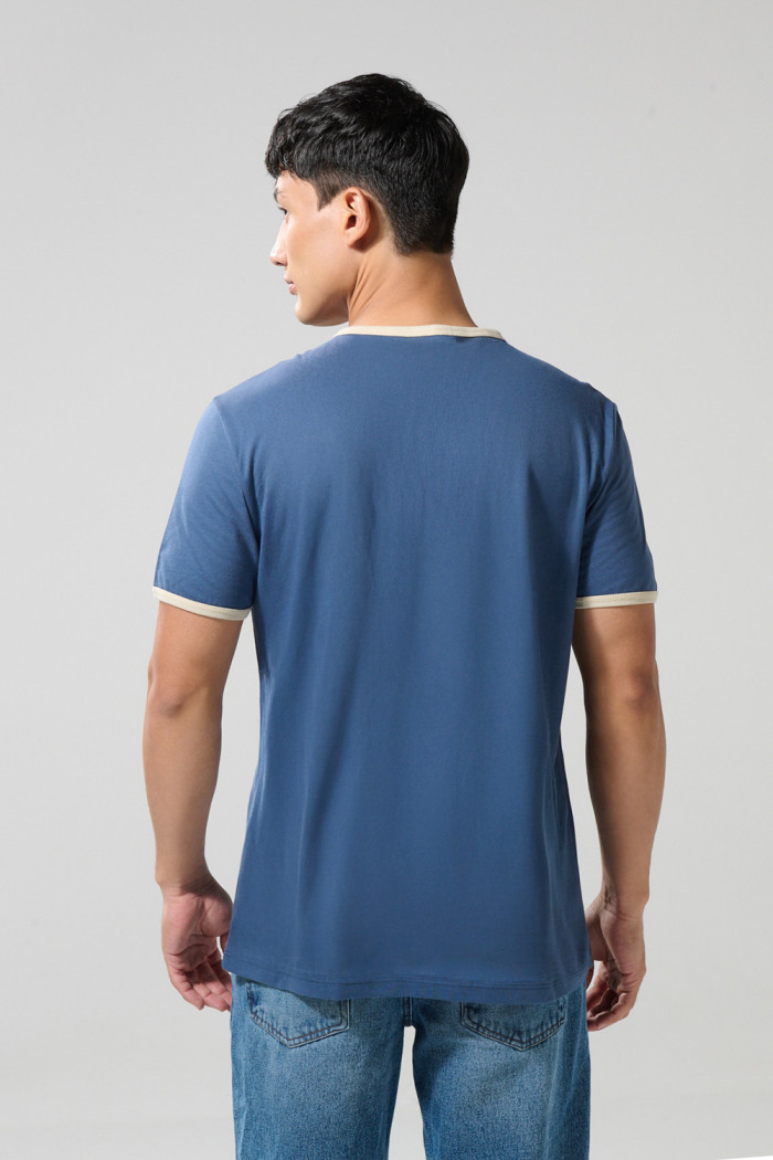 Camiseta azul oscura con contrastes y manga corta college
