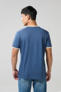 Camiseta azul oscura con contrastes y manga corta college