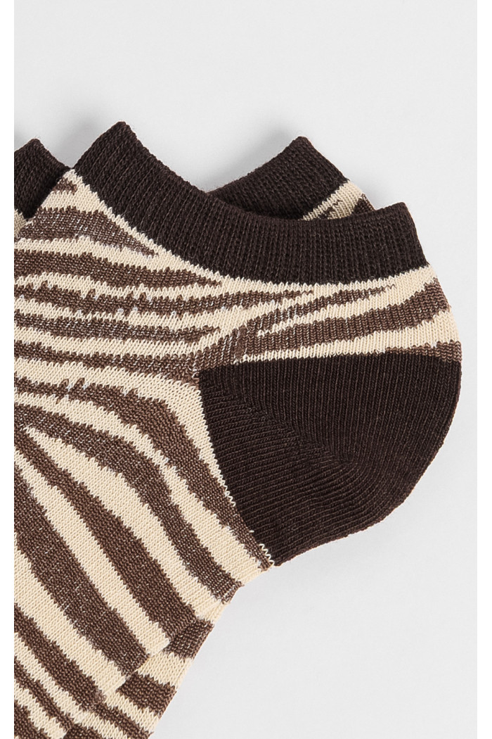 Medias tobilleras cafés oscuras con diseños animal print