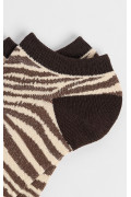 Medias tobilleras cafés oscuras con diseños animal print
