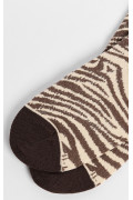 Medias tobilleras cafés oscuras con diseños animal print