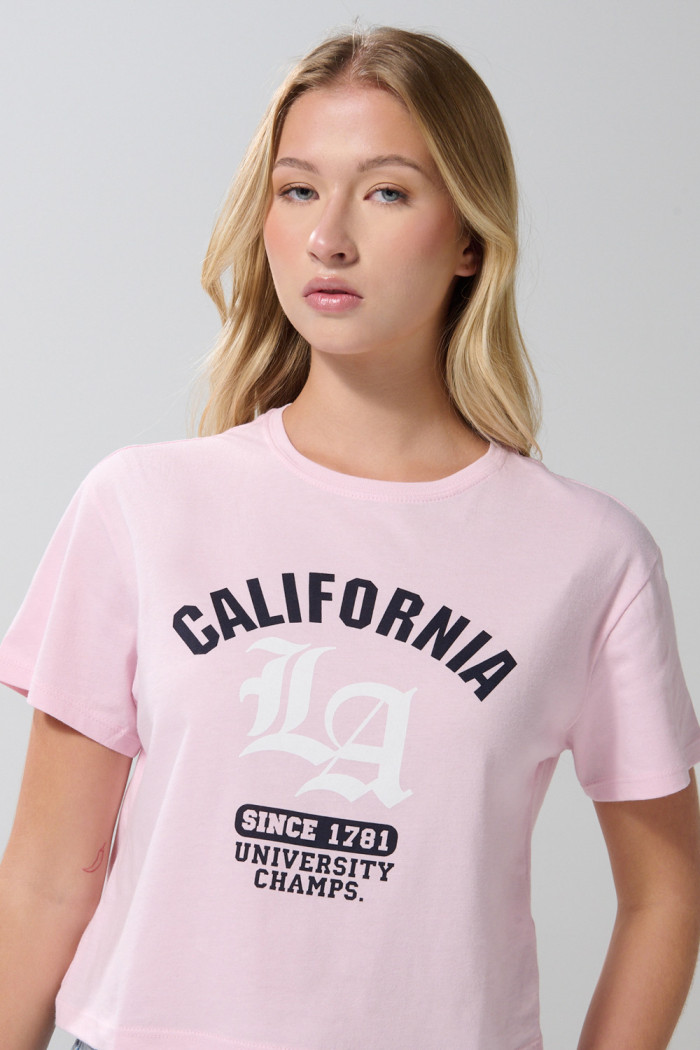 Camiseta para mujer manga corta unicolor, crop top cuello redondo, estampado en frente.