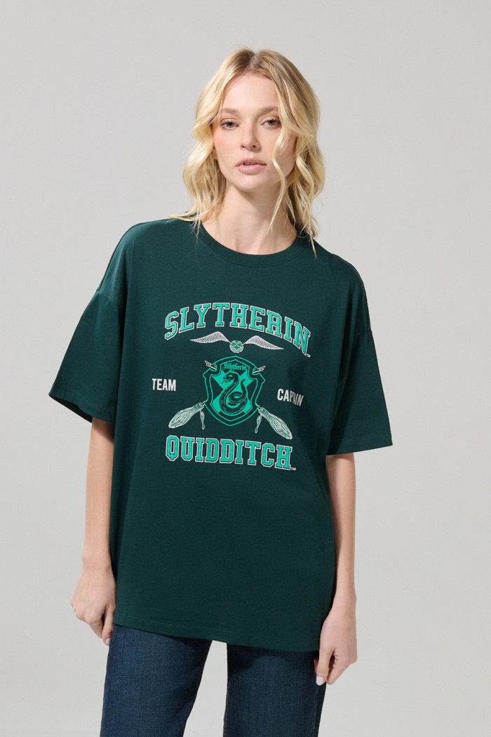 Camiseta femenina fit super oversize manga corta ccn estampado en frente de Harry Potter.