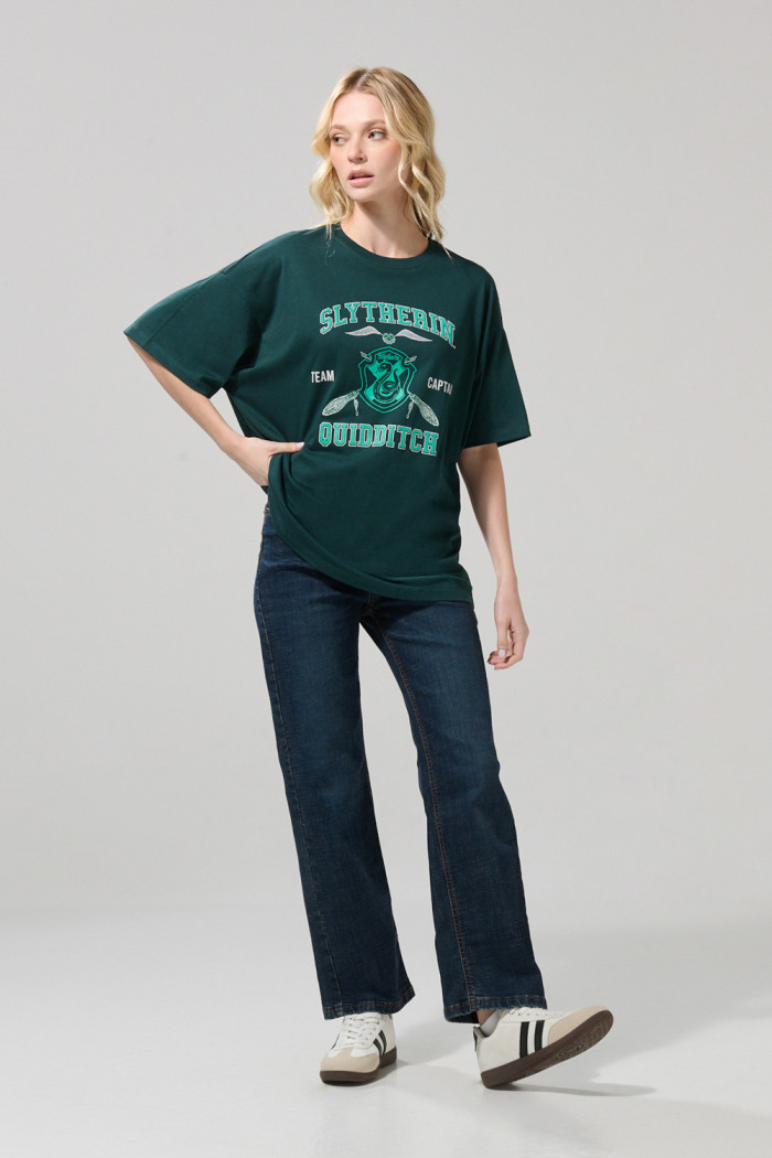 Camiseta femenina fit super oversize manga corta ccn estampado en frente de Harry Potter.