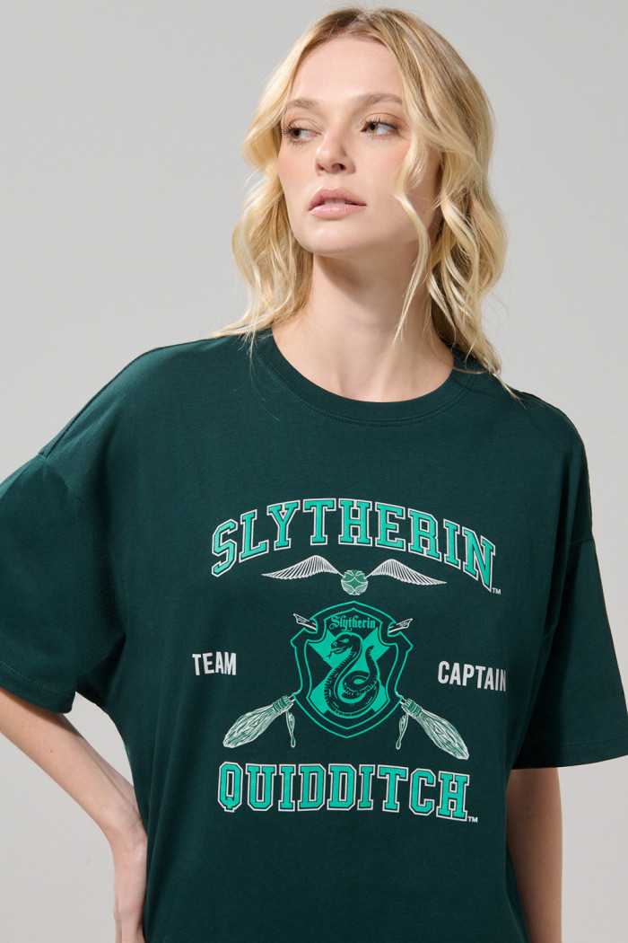 Camiseta femenina fit super oversize manga corta ccn estampado en frente de Harry Potter.