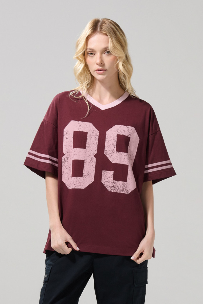 Camiseta femenina fit super oversize manga corta cuello en V.