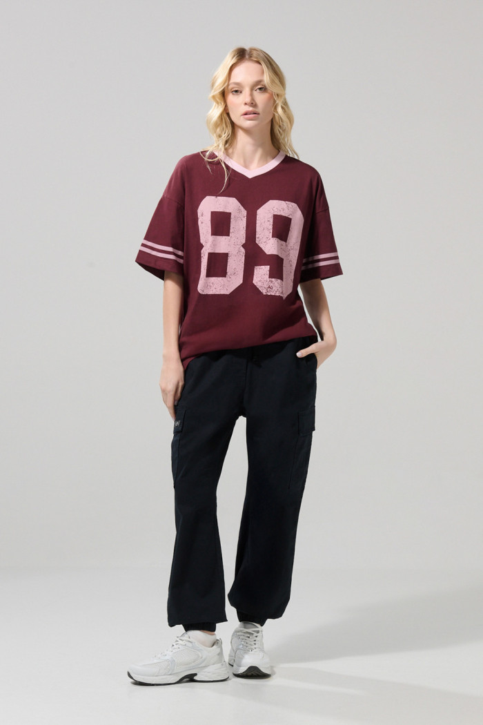 Camiseta femenina fit super oversize manga corta cuello en V.