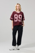 Camiseta femenina fit super oversize manga corta cuello en V.