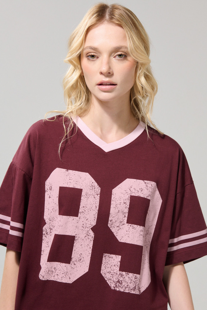 Camiseta femenina fit super oversize manga corta cuello en V.
