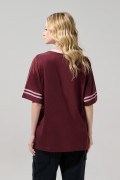 Camiseta femenina fit super oversize manga corta cuello en V.